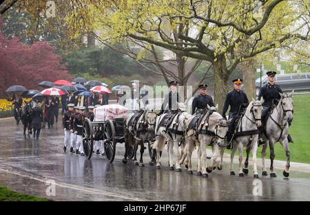 Un caisson tiré par un cheval transporte l'ancien astronaute et le sénateur américain John Glenn jusqu'à son dernier lieu de repos lors de la cérémonie d'internement au cimetière national d'Arlington, le jeudi 6 avril 2017, en Virginie Banque D'Images