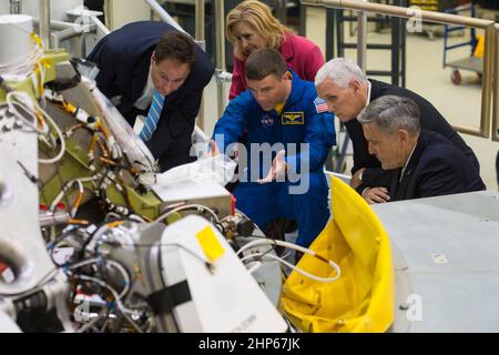 Le vice-président Mike Pence, deuxième à partir de la droite; l'administrateur intérimaire de la NASA, Robert Lightfoot, à gauche; le directeur adjoint, Centre spatial Kennedy, Janet Petro, Deuxième à partir de la gauche; l'astronaute de la NASA Reid Wiseman, au centre; et le directeur du Kennedy Space Center, Robert Cabana, À droite, regardez la capsule Orion qui survolera le premier vol intégré avec la fusée Space Launch System en 2019 Banque D'Images