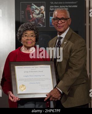 Charles Bolden, administrateur de la NASA, remet un prix à Christine Richie, « ordinateur humain » de la NASA, lors d'une réception en l'honneur des « ordinateurs humains » de la NASA, le jeudi 1 décembre 2016, au Virginia Air and Space Center de Hampton, en Virginie. Ensuite, les invités ont assisté à la première du film « Hidden Figures », qui a été présenté sous le nom de Katherine Johnson, mathématicienne, physicien et scientifique de l'espace afro-américain, et qui a calculé les trajectoires de vol pour le premier vol orbital de John Glenn en 1962. Banque D'Images