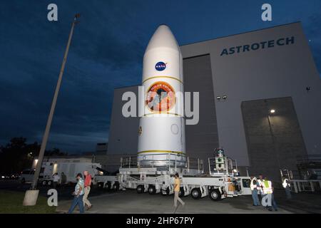 Encapsulé dans son carénage de charge utile, le Parker Solar Probe de la NASA est transporté hors de l'installation de traitement Astrotech à Titusville, en Floride, près du Kennedy Space Center de l'agence, le lundi 30 juillet 2018. L'engin spatial commence une randonnée jusqu'au complexe de lancement spatial 37 à la station aérienne de Cape Canaveral, où il sera accouplé au sommet d'une fusée lourde Delta IV de United Launch Alliance. La mission réalisera les observations les plus proches d'une étoile lorsqu'elle voyage à travers l'atmosphère du Soleil, appelée la couronne. Banque D'Images