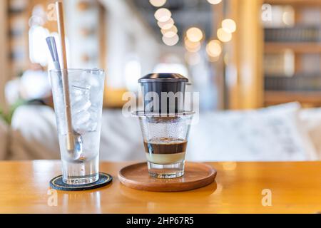 Café au lait condensé et filtre goutte à goutte de style rétro au Vietnam. Photo de haute qualité Banque D'Images