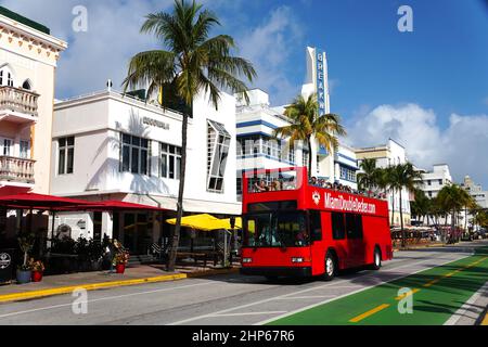 South Beach, Miami, Floride, États-Unis - le 18 février 2022 - le double decker rouge transportant des touristes sur Ocean Drive Banque D'Images