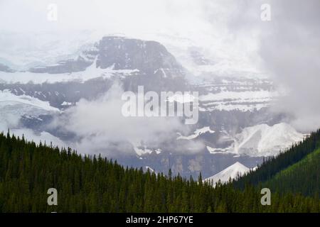 Montagne enneigée enveloppée de brume dans le parc national Jasper en été Banque D'Images