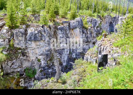 Vue pittoresque sur la falaise de Marble Canyon dans le parc national Kootenay en été Banque D'Images