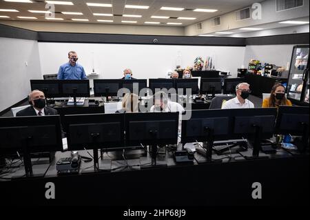 Les gestionnaires de la NASA et de SpaceX sont vus en surveillant le compte à rebours du lancement d'une fusée SpaceX Falcon 9 transportant le vaisseau spatial Crew Dragon de la compagnie lors de la mission SpaceX Crew-1 de la NASA avec les astronautes de la NASA Mike Hopkins, Victor Glover, Shannon Walker, Et l’astronaute de l’Agence japonaise d’exploration aérospatiale (JAXA) Soichi Noguchi, à bord, le dimanche 15 novembre 2020, dans la salle de tir 4 du Launch Control Center du Kennedy Space Center de la NASA, en Floride. Banque D'Images