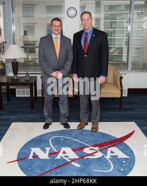 Jim Bridenstine, administrateur de la NASA, à droite, pose une photo avec M. Raúl Kulichevsky, directeur exécutif et technique de l'Agence spatiale Argentine (CONAE), le vendredi 29 mars 2019 au siège de la NASA à Washington. Banque D'Images