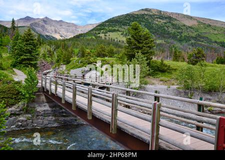 Pont enjambant la rivière au Red Rock Canyon pendant l'été au parc national des Lacs-Waterton Banque D'Images