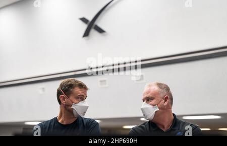 Reid Wiseman, chef du bureau des astronautes, à gauche, et Norm Knight, directeur des opérations de vol au Johnson Space Center de la NASA, Parlez-vous l'un à l'autre lors d'une répétition de la tenue vestimentaire en vue du lancement d'une fusée SpaceX Falcon 9 transportant le vaisseau spatial Crew Dragon de la compagnie lors de la mission SpaceX Crew-3 de la NASA avec les astronautes Raja Chari, Tom Marshburn, Kayla Barron, Et l’astronaute Matthias Maurer de l’ESA (Agence spatiale européenne) à bord, le jeudi 28 octobre 2021, dans la salle de tir 4 du Launch Control Center du Kennedy Space Center de la NASA en Floride. Banque D'Images