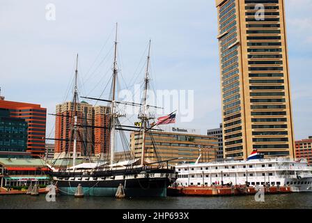 La goélette USS Constellation est située au centre de Inner Harbour, Baltimore, Maryland Banque D'Images