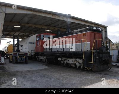 Au chantier ferroviaire de la NASA, au Kennedy Space Center de la NASA, la locomotive déplace le train pour qu'une autre couverture soit abaissée en place autour d'un des segments du lanceur de fusée solide, ou SRB, du lancement de la STS-126. Les segments seront emmenés dans l'Utah. Après une mission, les boosters dépensés sont récupérés, nettoyés, démontés, remis à neuf et réutilisés pour un autre lancement. Une fois que les segments sont hydrolyés à l'intérieur, ils sont placés sur des camions à plateau et transférés à la cour du chemin de fer de la NASA. La locomotive du chemin de fer de la NASA soutient les wagons et les segments sont abaissés sur les wagons. Après avoir été une crique Banque D'Images