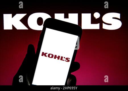 Espagne. 17th févr. 2022. Sur cette photo, un logo Kohl's Corporation apparaît sur un smartphone avec un logo Kohl's Corporation en arrière-plan. Crédit : SOPA Images Limited/Alamy Live News Banque D'Images