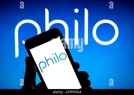 Espagne. 17th févr. 2022. Sur cette photo, un logo Philo apparaît sur un smartphone avec un logo Philo en arrière-plan. (Photo de Thiago Prudencio/SOPA Images/Sipa USA) crédit: SIPA USA/Alay Live News Banque D'Images