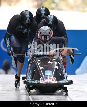 Pékin, Chine. 19th févr. 2022. Hunter Church/Joshua Williamson/Kristopher Horn/Charlie Volker des États-Unis concourent lors de la course de bobsleigh 4-man Heat of Beijing 2022 Winter Olympics au National Sliding Center dans le district de Yanqing, Beijing, capitale de la Chine, le 19 février 2022. Crédit : Sun Fei/Xinhua/Alay Live News Banque D'Images