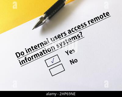 Une personne répond à une question sur la cybersécurité. La personne pense que les utilisateurs internes accèdent aux systèmes d'information distants Banque D'Images