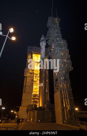 À la base aérienne de Vandenberg, en Californie, le bras du Space Launch Complex 3E revient de la mission de continuité des données Landsat de la NASA, ou LDCM, satellite monté au sommet d'une fusée Atlas V United Launch Alliance CA. 2013 Banque D'Images