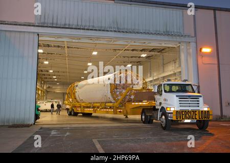 La phase supérieure de Centaur qui aidera à lancer le satellite géostationnaire environnemental opérationnel de la NOAA, ou GOES-S, est transportée du centre des opérations de vol spatial Atlas à la station de la Force aérienne de Cape Canaveral au centre des opérations de Delta pour traitement ultérieur. GOES-S est le deuxième d'une série de quatre satellites géostationnaires avancés. La série GOES-R - composée des engins SPATIAUX GOES-R, GOES-S, GOES-T et GOES-U - améliorera considérablement la détection et l'observation de phénomènes environnementaux qui affectent directement la sécurité publique, la protection des biens et la nation Banque D'Images