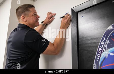 L’astronaute de la NASA Robert Behnken ajoute sa signature à un mur à l’intérieur des quartiers de l’équipage des astronautes dans le bâtiment Neil A. Armstrong Operations and Checkout du Kennedy Space Center de l’agence en Floride, avant la mission SpaceX Demo-2 de la NASA. Le lancement, initialement prévu pour le 27 mai 2020, a été décapé en raison de conditions météorologiques défavorables autour du complexe de lancement 39A. La prochaine tentative de lancement aura lieu le samedi 30 mai. Le décollage de la fusée SpaceX Falcon 9 et de l'engin spatial Crew Dragon est prévu pour 3 h 22 HAE à partir du complexe de lancement historique 39A. Behnken et Douglas Hurley seront les premiers Banque D'Images