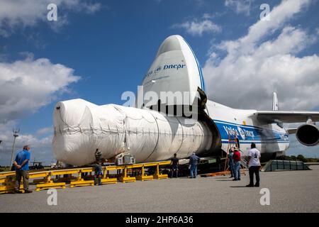 Le 19 mai 2020, le lanceur de l’United Launch Alliance pour le mars persévérance rover de la NASA est déchargé de l’avion cargo Antonov 124 dans la bande de protection de la station aérienne de Cape Canaveral (CCAFS) en Floride. Le rover de la persévérance Mars doit être lancé à la mi-juillet au sommet d'une fusée Atlas V 541 United Launch Alliance à partir de Pad 41 au CCAFS. Le rover fait partie du programme d'exploration Mars de la NASA, un effort à long terme d'exploration robotique de la planète Rouge. Le rover recherchera des conditions habitables dans le passé ancien et des signes de la vie microbienne passée sur Mars. Le programme de services de lancement de Ke Banque D'Images