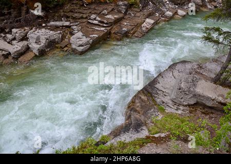 Gros plan de la rivière qui coule rapidement au canyon Maligne, dans le parc national Jasper, en été Banque D'Images