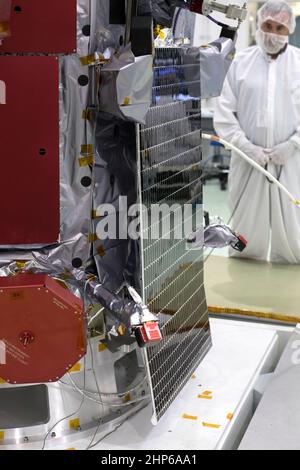 Les panneaux solaires Parker Solar Probe de la NASA sont déployés pour des essais au centre de traitement Astrotech de Titusville, en Floride, près du Kennedy Space Center de la NASA, le dimanche 3 juin 2018. La sonde solaire Parker lancera une fusée lourde Delta IV de United Launch Alliance à partir du complexe spatial de lancement 37 à la station de la Force aérienne de Cape Canaveral, en Floride, au plus tôt le 4 août 2018. La mission réalisera les observations les plus proches d'une étoile lorsqu'elle voyage à travers l'atmosphère du Soleil, appelée la couronne. Banque D'Images