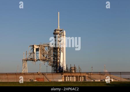 Comme une fusée Falcon 9 est prête pour le décollage au Kennedy Space Center Lancement du complexe 39A. La fusée va stimuler un vaisseau de ravitaillement de dragon à la Station spatiale internationale. Le décollage est prévu pour 12 h 31 HAE. Sur sa 12e mission commerciale services de ravitaillement de la station spatiale, Dragon fera apparaître plus de 6 400 livres de fournitures. Le lancement historique site est maintenant exploité par SpaceX en application d'un accord signé avec la NASA. Banque D'Images