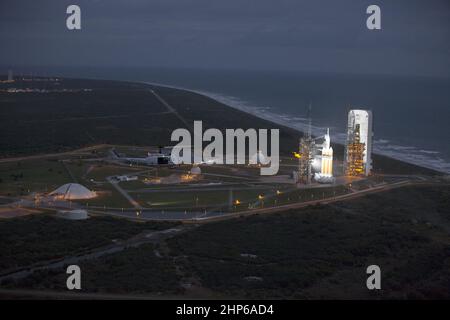 Cette vue en hélicoptère du complexe spatial de lancement 37 à la station aérienne de Cape Canaveral, en Floride, montre la fusée lourde Delta IV de United Launch Alliance, prête à propulser le vaisseau spatial Orion de la NASA dans une mission de 4,5 heures environ. 2014 Banque D'Images