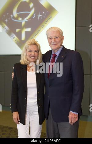 CAPE CANAVERAL, Floride - l'astronaute Scott Carpenter et sa femme, Patricia, posent lors d'un déjeuner le 17 février 2012, célébrant 50 ans d'Américains en orbite, une époque qui a commencé avec la mission Mercury ma-6 de John Glenn, le 20 février 1962. Banque D'Images