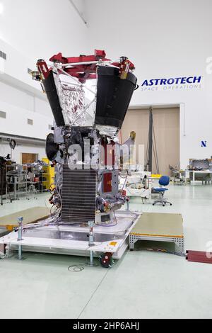 Les panneaux solaires Parker Solar Probe de la NASA sont déployés pour des essais au centre de traitement Astrotech de Titusville, en Floride, près du Kennedy Space Center de la NASA, le dimanche 3 juin 2018. La sonde solaire Parker lancera une fusée lourde Delta IV de United Launch Alliance à partir du complexe spatial de lancement 37 à la station de la Force aérienne de Cape Canaveral, en Floride, au plus tôt le 4 août 2018. La mission réalisera les observations les plus proches d'une étoile lorsqu'elle voyage à travers l'atmosphère du Soleil, appelée la couronne. La sonde s'appuiera sur les mesures et l'imagerie pour révolutionner notre compréhension de la couronne Banque D'Images