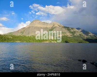 Pic Vimy et lac Upper Waterton en fin d'après-midi au parc national des Lacs-Waterton Banque D'Images