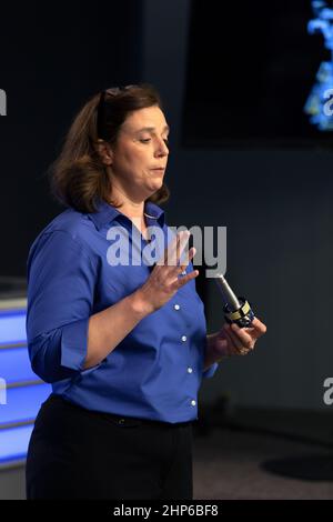 Jill McGuire, chef de projet pour l’expérience Robotic Favitaillement Mission 3, ou RRM3, décrit le matériel RRM3 destiné aux membres des médias dans l’auditorium Press site du Centre spatial Kennedy. La réunion d'information a porté sur la recherche prévue pour le lancement de la Station spatiale internationale. Le matériel et les fournitures scientifiques seront à bord d'un vaisseau spatial Dragon prévu pour le décollage du complexe de lancement spatial 40 de la station de la Force aérienne du Cap Canaveral. La fusée SpaceX Falcon 9 lancera la mission 16th des services de réapprovisionnement commercial de la société vers la station spatiale. Banque D'Images