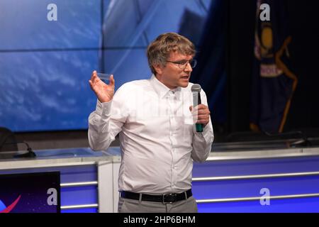 Sebastian Mathea, de l’Université d’Oxford en Angleterre, s’adresse à des membres des médias sociaux dans l’auditorium du site de presse du Kennedy Space Center. Mathea est chercheur principal pour la cristallisation de LRRK2 dans le cadre de l'expérience Microgravitation Conditions. La réunion d'information a porté sur la recherche prévue pour le lancement de la Station spatiale internationale. Banque D'Images