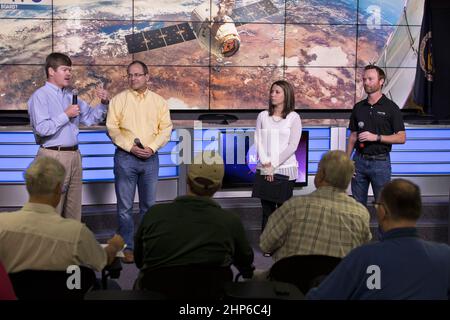 De gauche à droite, Pete Hasbrook, scientifique associée au programme de la Station spatiale internationale au Johnson Space Center de la NASA à Houston; Craig Kundrot, directeur de la recherche et des applications en sciences physiques et de la vie spatiale de la NASA; Marie Lewis, animatrice du Kennedy Space Center; et Patrick O'Neill, Directeur du marketing et des communications, Centre pour l'avancement des sciences dans l'espace, s'adresse aux médias de l'auditorium du site de presse du Centre spatial Kennedy. La réunion d'information a porté sur la recherche prévue pour le lancement de la Station spatiale internationale. Les matériaux et fournitures scientifiques seront à bord Banque D'Images