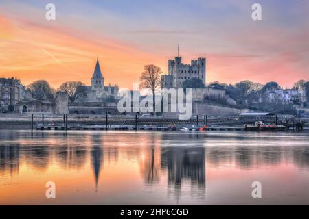 Rochester, Royaume-Uni: Dawn Over Rochester. Photo tôt le matin avec structures médiévales, lever du soleil et réflexion sur la rivière. Banque D'Images