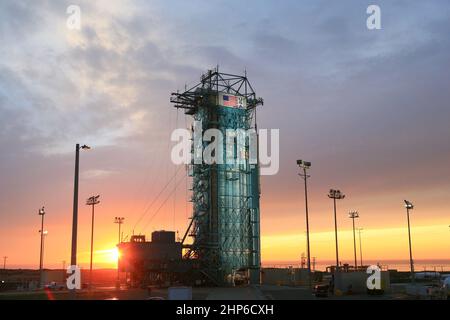 Le portique de lancement est retourné pour révéler la fusée Delta II de United Launch Alliance avec le sol Moisture Active passive, ou SMAP, satellite à bord, au complexe de lancement spatial 2 à la base aérienne de Vandenberg, Californie ca. 2015 Banque D'Images