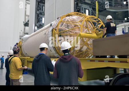 Sous les yeux vigilants des techniciens et des ingénieurs, la scène supérieure de Centaur qui aidera à lancer le satellite géostationnaire environnemental opérationnel de la NOAA, ou GOES-S, arrive à l'intérieur du centre d'opérations Delta à la station de la Force aérienne de Cape Canaveral pour un traitement ultérieur. GOES-S est le deuxième d'une série de quatre satellites géostationnaires avancés. La série GOES-R - composée des engins SPATIAUX GOES-R, GOES-S, GOES-T et GOES-U - améliorera considérablement la détection et l'observation de phénomènes environnementaux qui affectent directement la sécurité publique, la protection des biens et la nation Banque D'Images