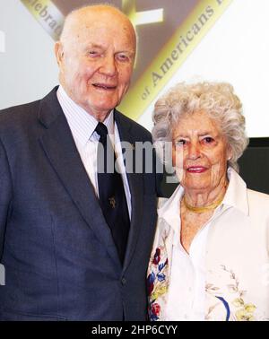 L'astronaute de mercure John Glenn et sa femme Annie posent lors d'un déjeuner le 17 février 2012, célébrant 50 ans d'Américains en orbite, une époque qui a commencé avec la mission Mercury ma-6 de Glenn, le 20 février 1962 Banque D'Images