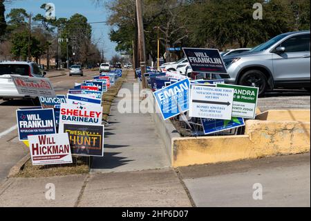 Spring Branch, États-Unis. 18th févr. 2022. Des affiches de campagne bordent les trottoirs le 18 février 2022, à l'extérieur d'un bureau de vote de Spring Branch, au Texas, juste à l'extérieur de Houston, au Texas. Le vote par anticipation à l'élection primaire au Texas se déroule du 14 au 25 février 2022, le jour de l'élection étant le March1 février 2022. Dans le comté de Harris, les électeurs peuvent voter en personne, par la poste ou sur le trottoir (avec une excuse raisonnable). (Photo de Jennifer Lake/SIPA USA) crédit: SIPA USA/Alay Live News Banque D'Images