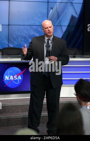 Michael Delp, de l'Université d'État de Floride à Tallahassee, parle aux membres des médias sociaux dans l'auditorium du site de presse du Centre spatial Kennedy. Il est chercheur principal pour l'expérience Rodent Research-9. Banque D'Images