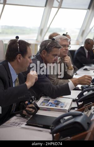 Robert Lightfoot, directeur du vol spatial Marshall, à gauche, Bob Cabana, directeur du centre spatial Kennedy, et Mike Coats, directeur du centre spatial Johnson, surveillent le compte à rebours jusqu'au décollage de la navette spatiale Endeavour dans la salle de tir 4 du centre de contrôle du lancement ca. 2011 Banque D'Images