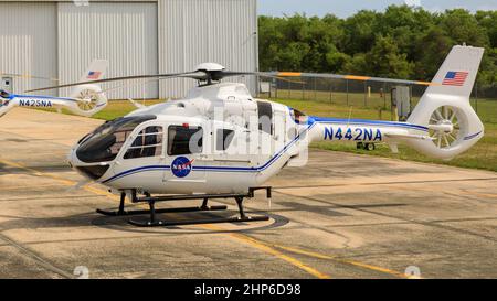 Le troisième et dernier hélicoptère Airbus H135 touche la piste de l’installation de lancement et d’atterrissage du Kennedy Space Center de la NASA en Floride le 26 mars 2021, complétant ainsi la flotte améliorée d’aéronefs utilisés pour les opérations de sécurité. Les hélicoptères Airbus H135 remplacent les appareils Bell Huey 2 qui étaient en service à Kennedy depuis 30 ans environ. 2021 Banque D'Images