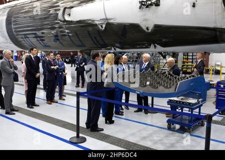 Le vice-président Mike Pence visite le hangar SpaceX au Launch Complex 39A, au Kennedy Space Center de la NASA, en Floride, le 21 février 2018. SpaceX Directeur du lancement, Pads John Muratore, à l'extrême droite, décrit le matériel à, de gauche à l'administrateur par intérim de la NASA Robert Lightfoot, le président de SpaceX et le chef de l'exploitation Gwynne Shotwell, l'astronaute de la NASA Simi Williams et Pence. Banque D'Images