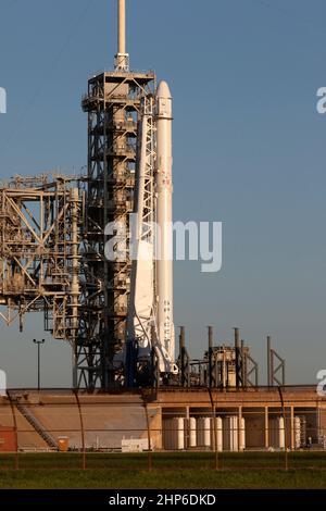Comme une fusée Falcon 9 est prête pour le décollage au complexe de lancement 39A du Kennedy Space Center. La fusée propulsera un vaisseau spatial de ravitaillement Dragon vers la Station spatiale internationale. Le décollage est prévu pour 12 h 31 HAE. Dans le cadre de sa mission de services de réapprovisionnement commercial de 12th à la station spatiale, Dragon apportera plus de 6 400 livres de fournitures. Banque D'Images