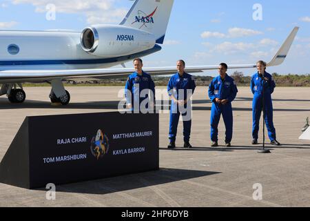 Les membres d’équipage de la mission SpaceX Crew-3 de la NASA à la Station spatiale internationale arrivent au centre de lancement et d’atterrissage du Kennedy Space Center en Floride le 26 octobre 2021. De gauche à droite, Matthias Maure, Tom Marshburn, Raja Chari et Kayla Barron parlent aux médias. Banque D'Images