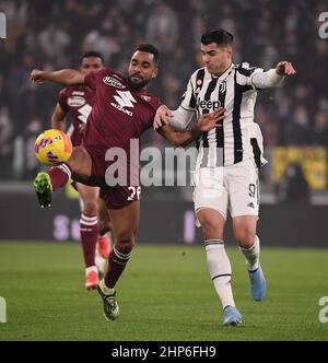 Turin. 18th févr. 2022. Alvaro Morata (R) de Juventus rivalise avec Koffi Djidji de Turin lors d'un match de football entre le FC Juventus et Turin à Turin, en Italie, le 18 février 2022. Credit: Federico Tardito/Xinhua/Alamy Live News Banque D'Images