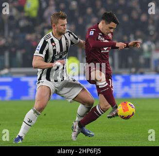 Turin. 18th févr. 2022. Le Matthijs de Ligt (L) de Juventus rivalise avec le Josip Brekalo de Turin lors d'un match de football entre le FC Juventus et Turin à Turin, en Italie, le 18 février 2022. Credit: Federico Tardito/Xinhua/Alamy Live News Banque D'Images