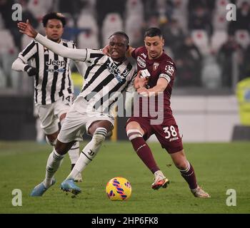 Turin. 18th févr. 2022. Denis Zakaria (L) de Juventus rivalise avec Rolando Mandragora de Turin lors d'un match de football entre le FC Juventus et Turin à Turin, Italie, le 18 février 2022. Credit: Federico Tardito/Xinhua/Alamy Live News Banque D'Images