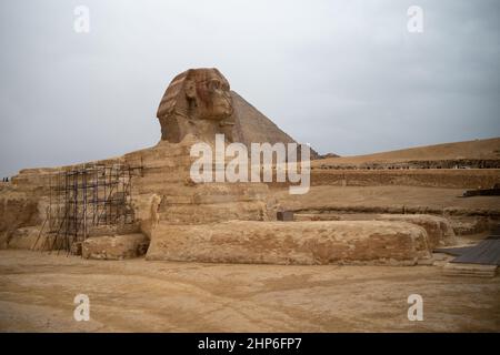 Grand Sphinx sur le fond des pyramides des pharaons Cheops à Gizeh, Égypte Banque D'Images