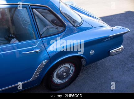 1962 R Series Valiant, produit en australie, lors d'un salon automobile à Glen Innes, Nouvelle-galles du Sud, Australie, vue du quart arrière, en bleu Banque D'Images