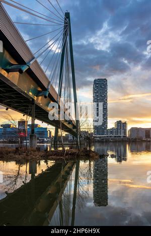 Wien, Vienne: rivière Donau (Danube), tour de la Marina, pont de métro Donaustadtbrücke, coucher de soleil en 02. Leopoldstadt, Vienne, Autriche Banque D'Images