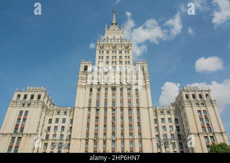 Vue sur l'un des sept gratte-ciels staliniens Red Gate Building dans le centre de Moscou Banque D'Images